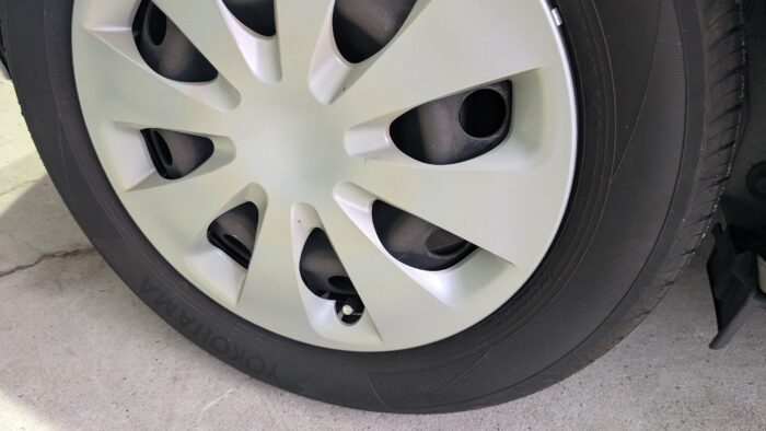 中古物件の罠…家の敷地内で車がパンク。原因に思わず絶句