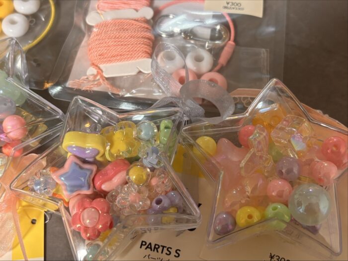 【スリコ】子どもとホビ活デビュー！10分で作れるビーズキーホルダー