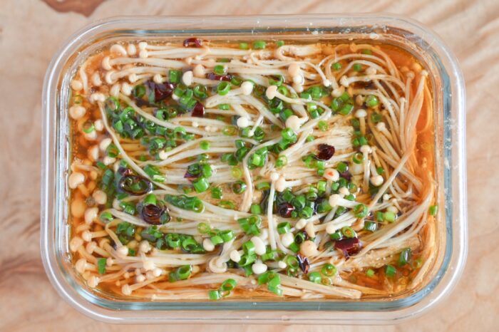 「えのきだけと“味ぽん”があったらやってみて」調味料に“ドボン”してレンジ加熱で完成！やみつきおかず