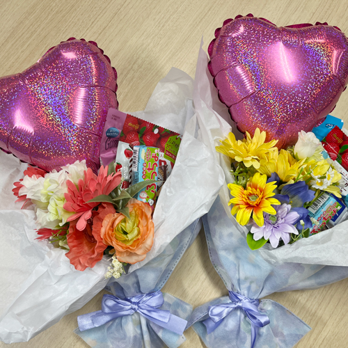 誕生日・卒入園・卒入学のお祝いギフトに！100均材料で簡単「お菓子ブーケ」の作り方