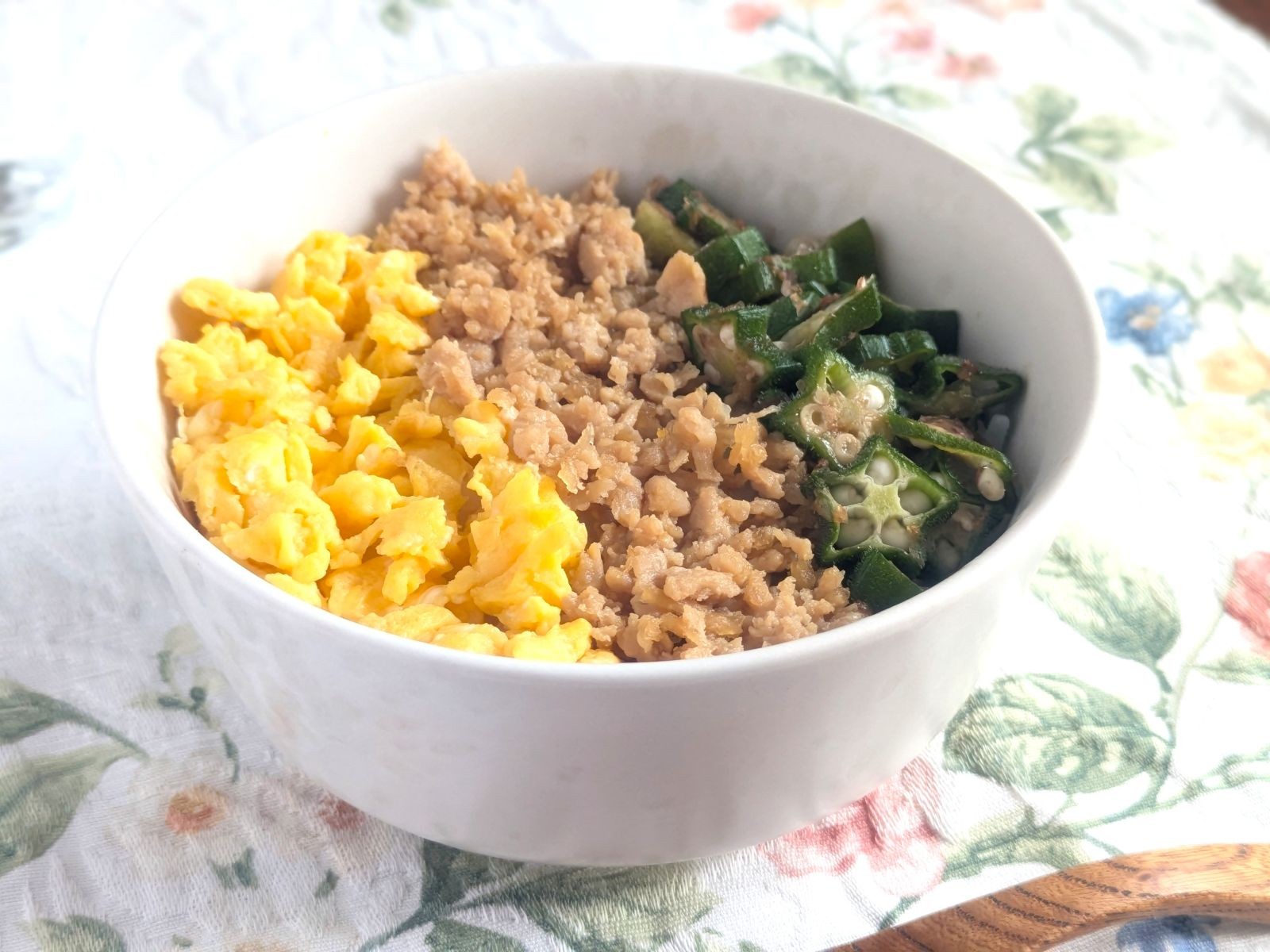 お弁当の定番！「三色丼」のおいしいヘルシーな作り方、知ってる？