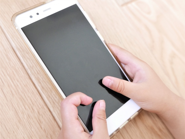 「早すぎる？」小4でLINEを持たせたリアルな理由