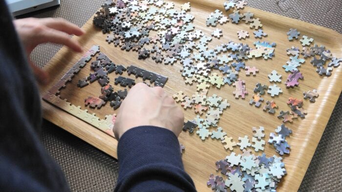 ジグソーパズルを囲んで家族時間。110円で叶うデジタルデトックス