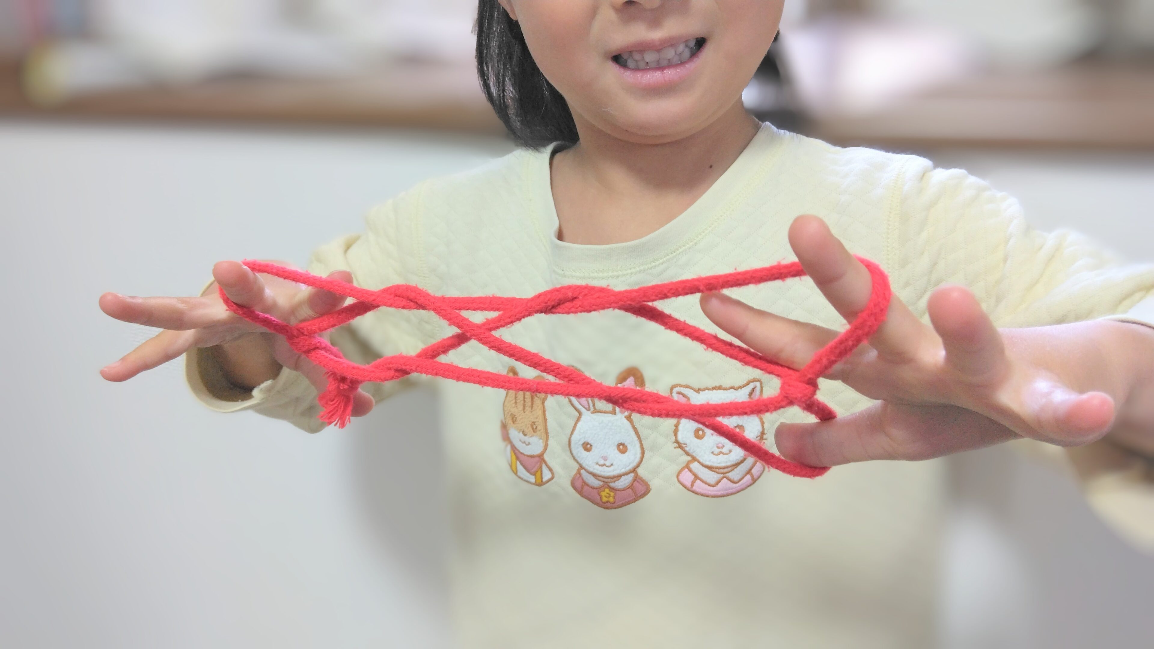 5歳長女、なぜ図書館ではあやとりができるのか。「おうちのわたし」に気づいた話