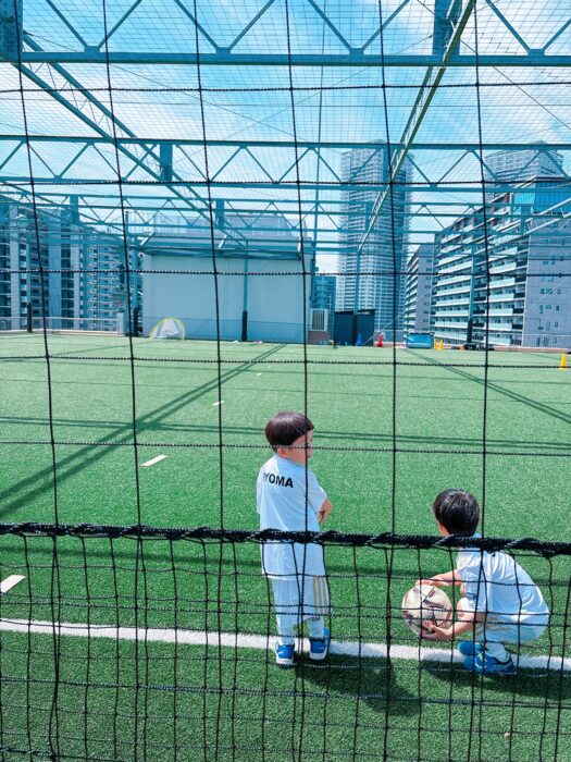 「振り向かぬ子を見送れり」―3歳息子サッカー初日・SNSの一首に40代パパの涙腺が崩壊した理由