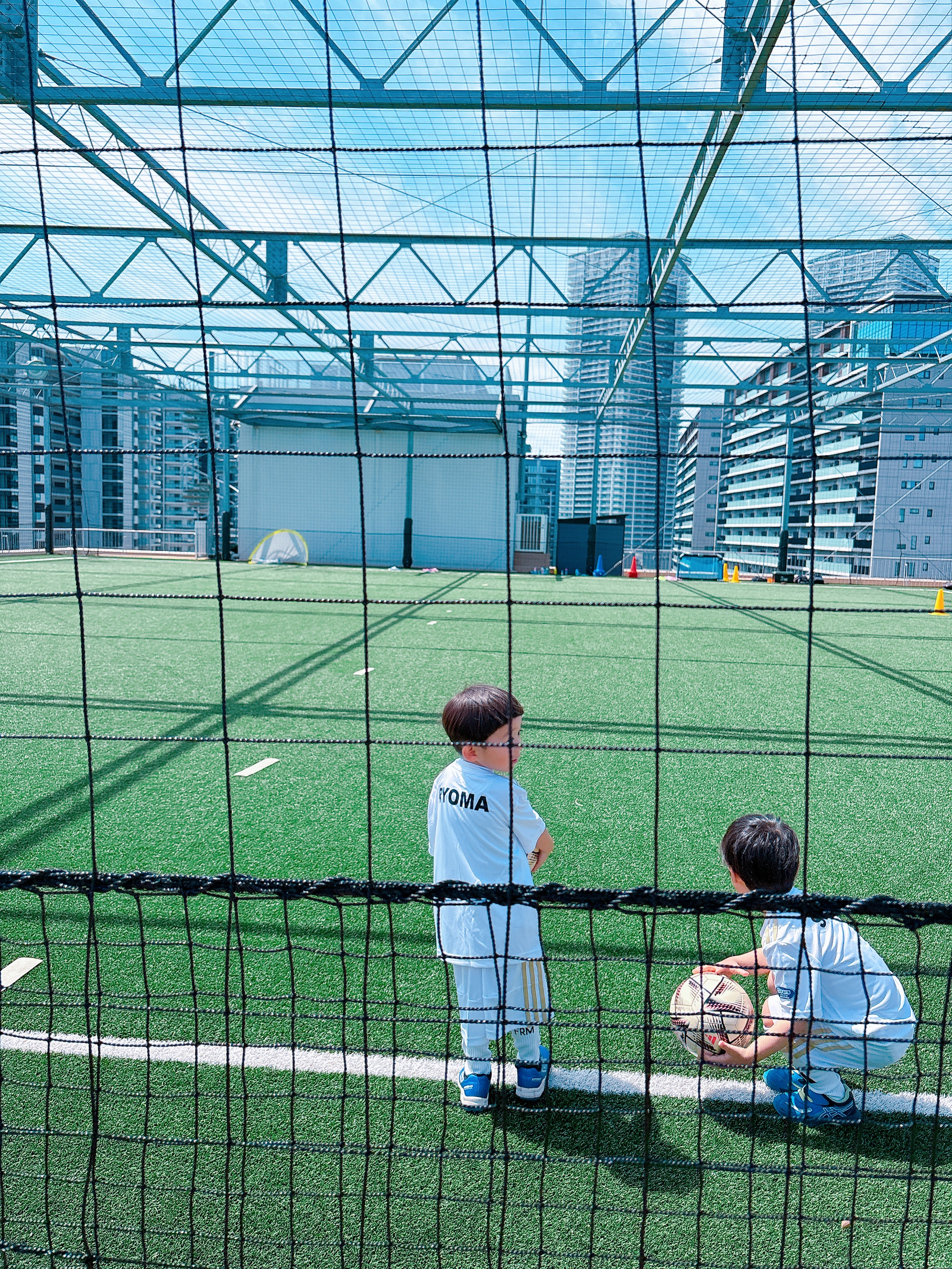 「振り向かぬ子を見送れり」―3歳息子サッカー初日・SNSの一首に40代パパの涙腺が崩壊した理由