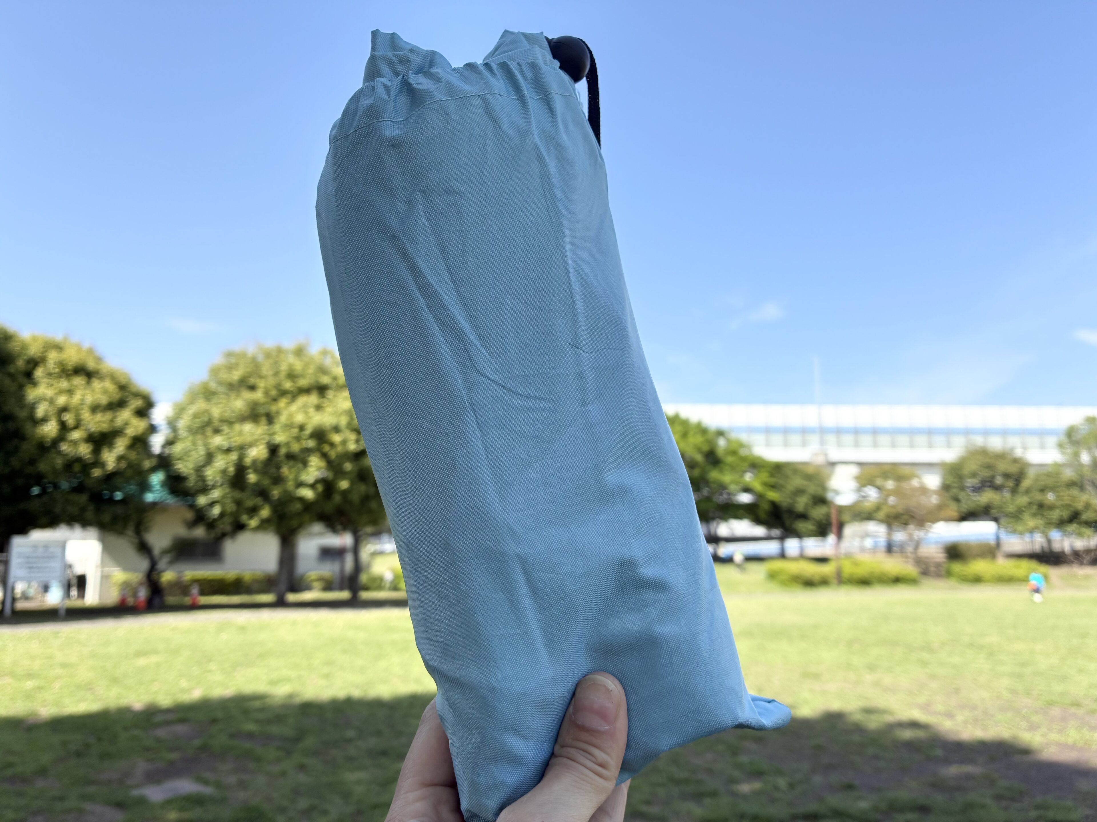 畳むとペットボトルサイズに！コンパクトなのに大きいレジャーシートが大活躍！