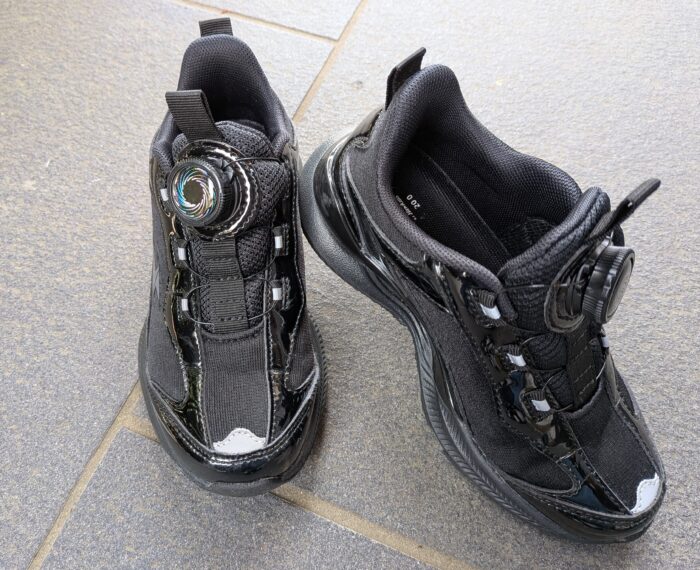 【小学生】まだ靴ひもが結べない子に！カチカチ回すダイヤル式スニーカーが神だった