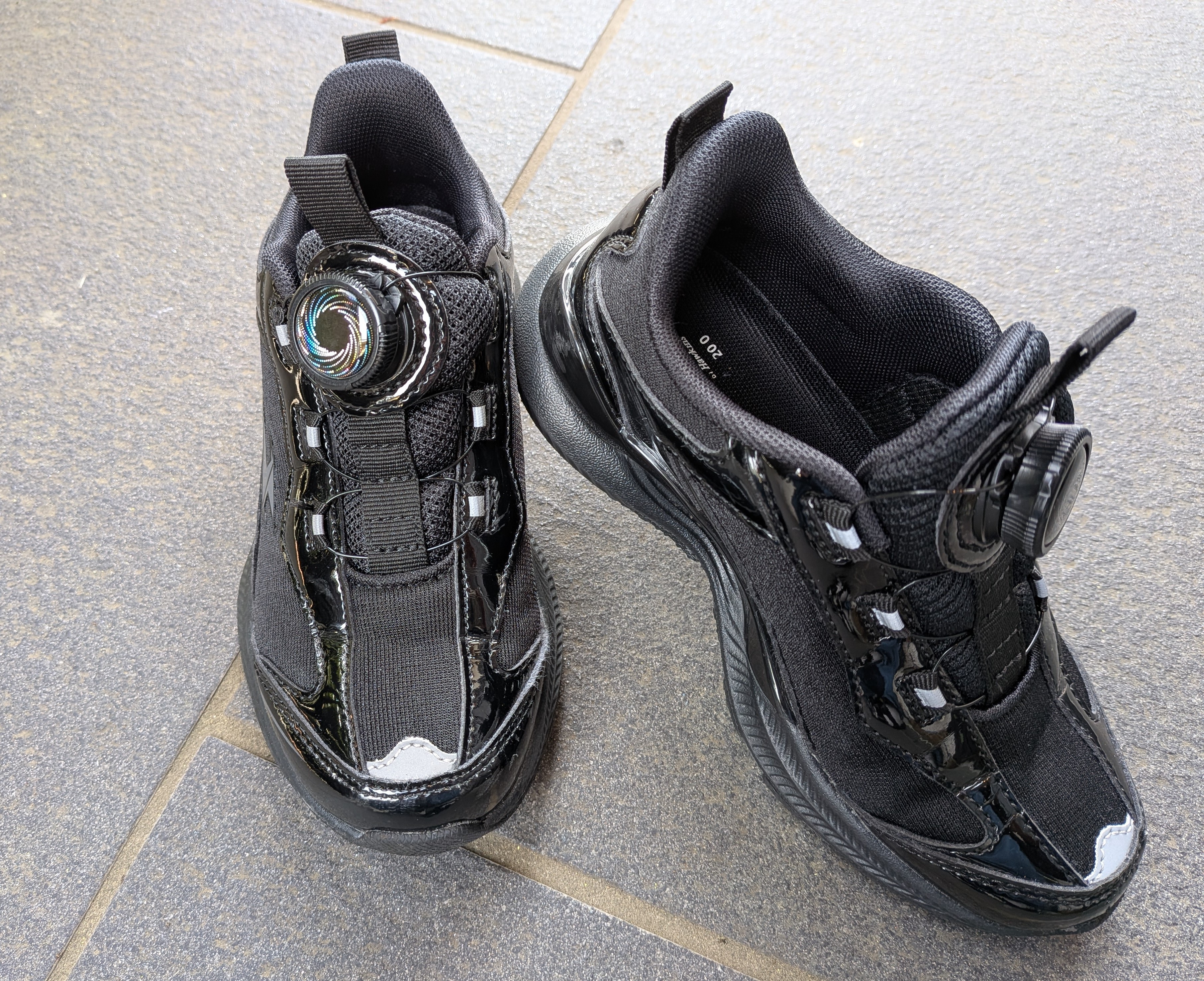 【小学生】まだ靴ひもが結べない子に！カチカチ回すダイヤル式スニーカーが神だった