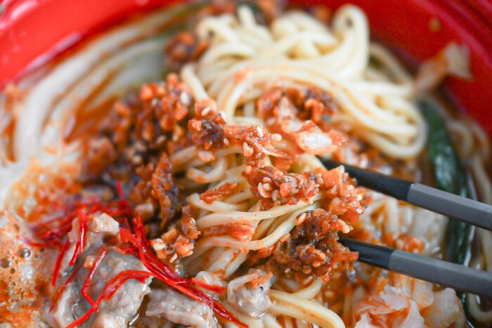 ママの聖域“ひとり昼ごはん”を格上げ。子どもには内緒！成城石井の「ザクザク辣油」がたまらない大人の本格麺を食べてみて！