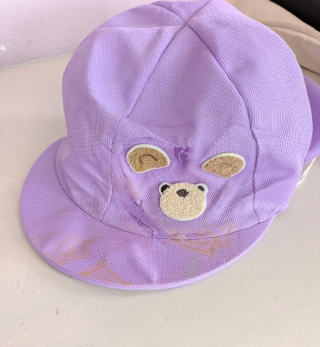 あわや大惨事！？ワッペン付けで大失敗！帽子が焦げて穴まで開いて謎の柄まで入ってショック…