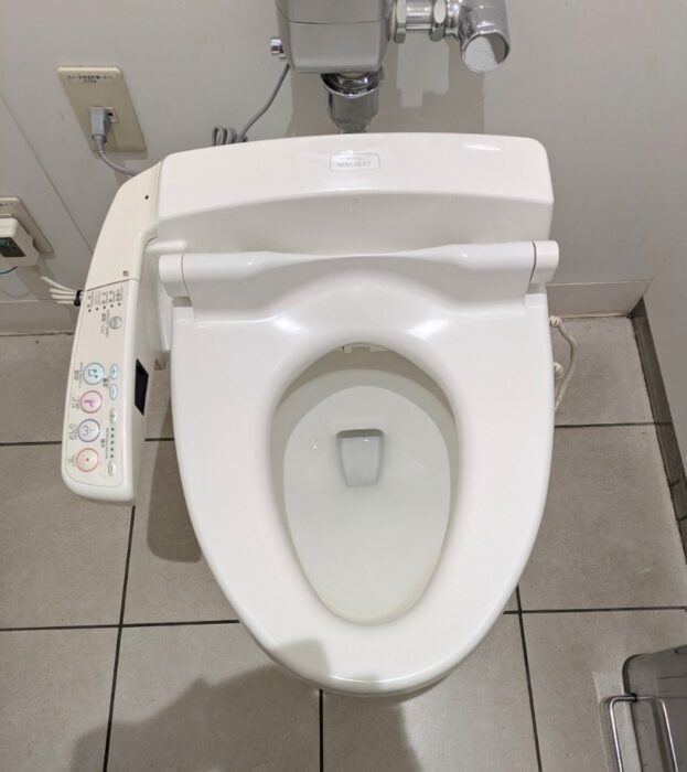 絶体絶命の大ピンチ！外出先のトイレの水が流れない！人生終わった…と思った瞬間、目に入ったもの