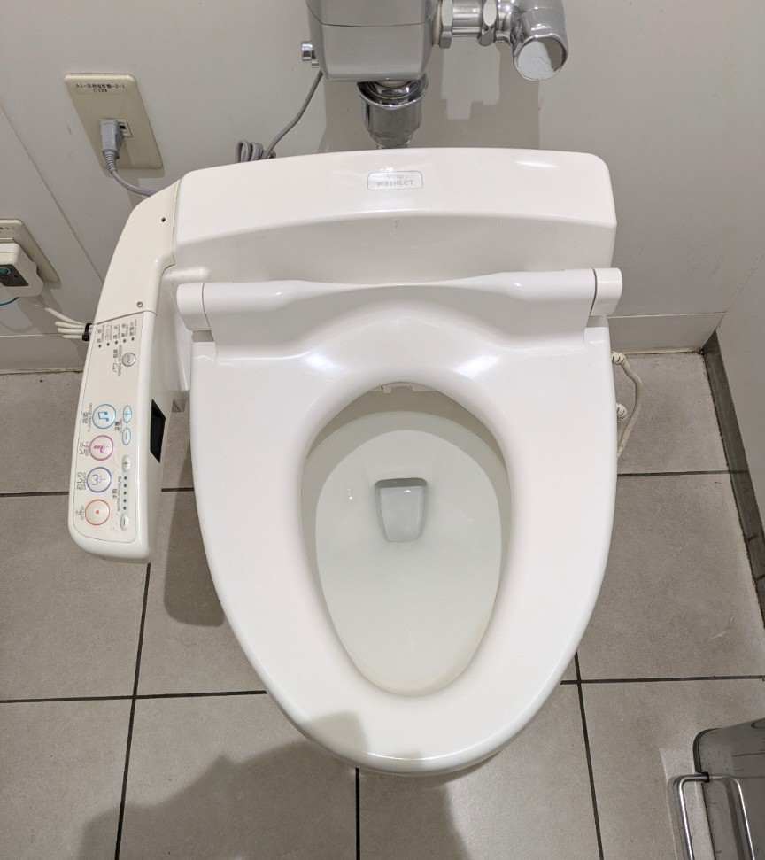 絶体絶命の大ピンチ！外出先のトイレの水が流れない！人生終わった…と思った瞬間、目に入ったもの