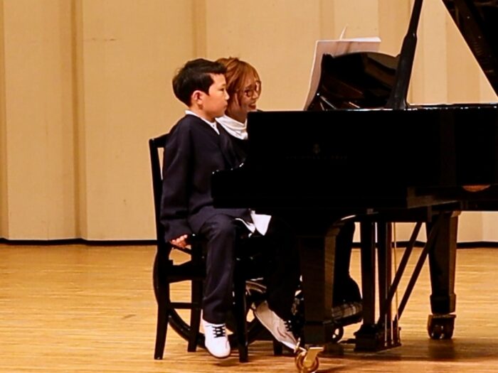 「やば、音飛んだ！」親子ピアノ連弾の本番で、ミスしたのは私でした