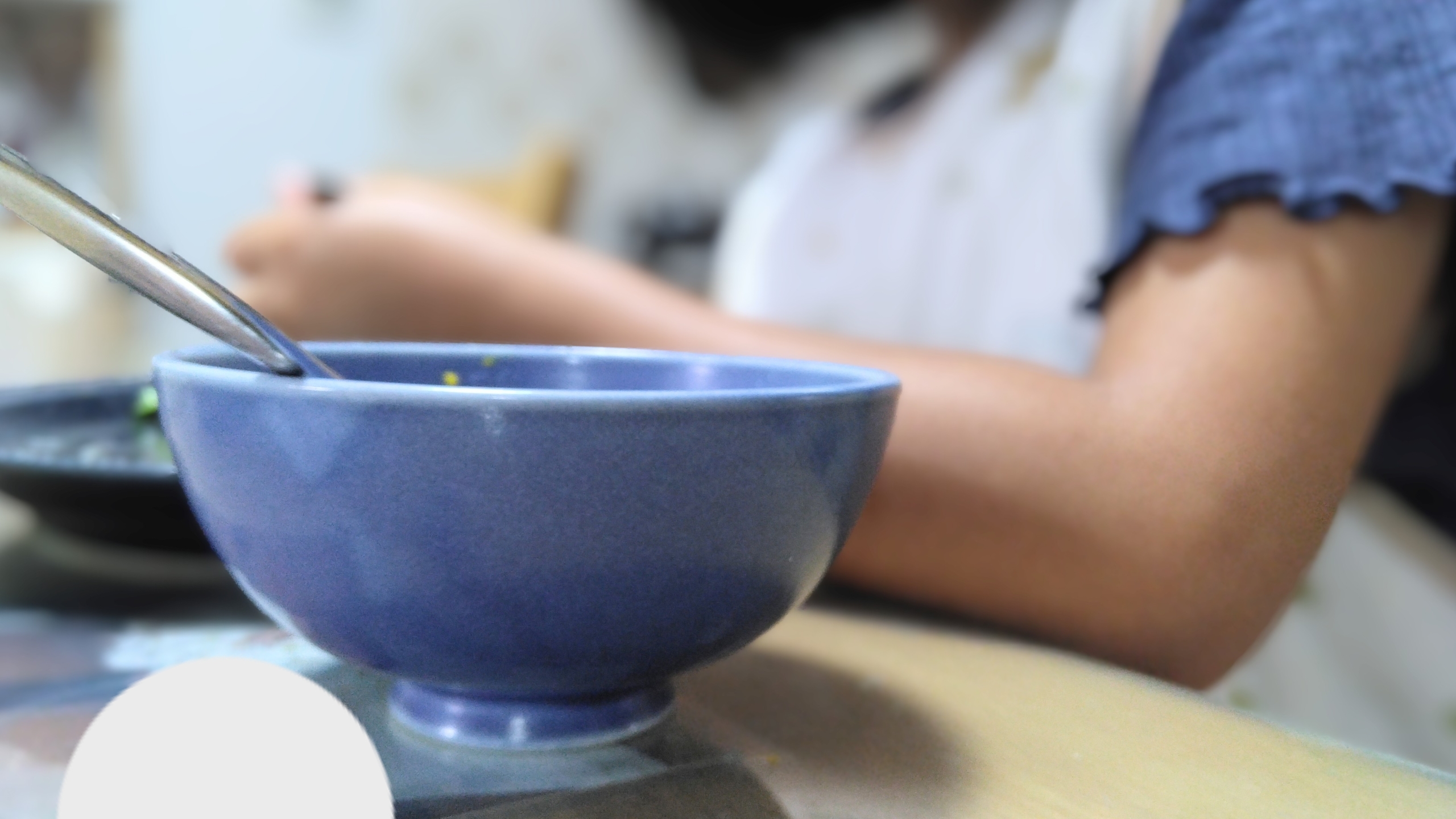 たどり着いた「テーブルの下で日焼け止め」塗り忘れを防ぐわが家のルーティン
