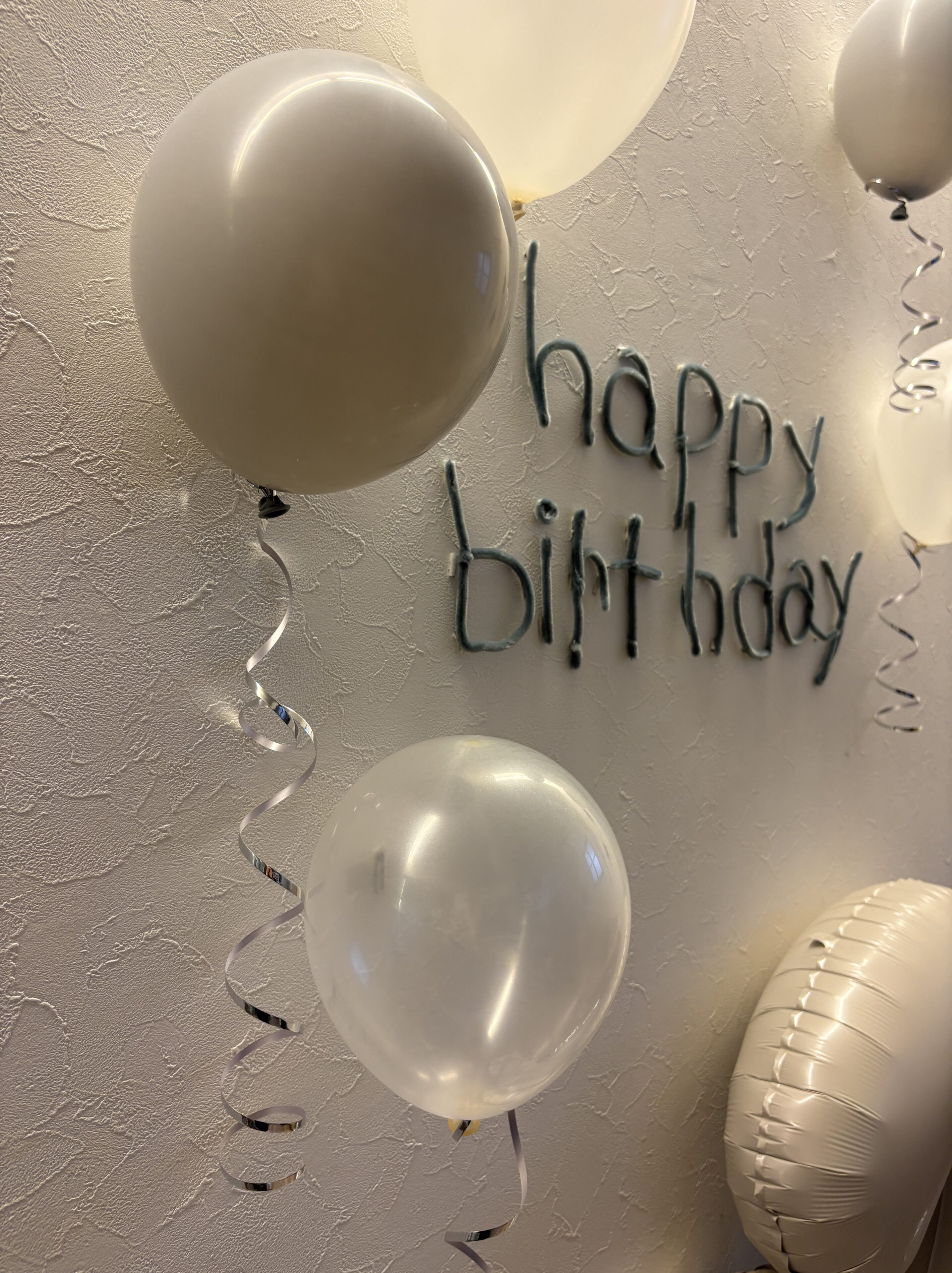 【誕生日の飾り付けに】風船を壁に簡単につける方法