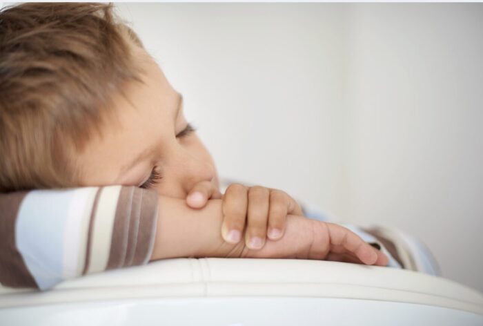 2歳が昼寝しない…いつまで続ける？やめるタイミングと移行期の乗り越え方