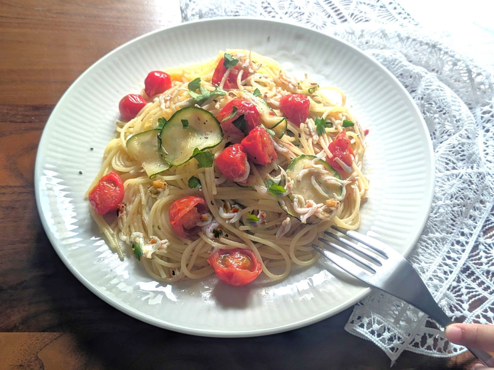 栄養のあるしらすを使って！シンプルで美味しい「シラスとトマトのパスタ」