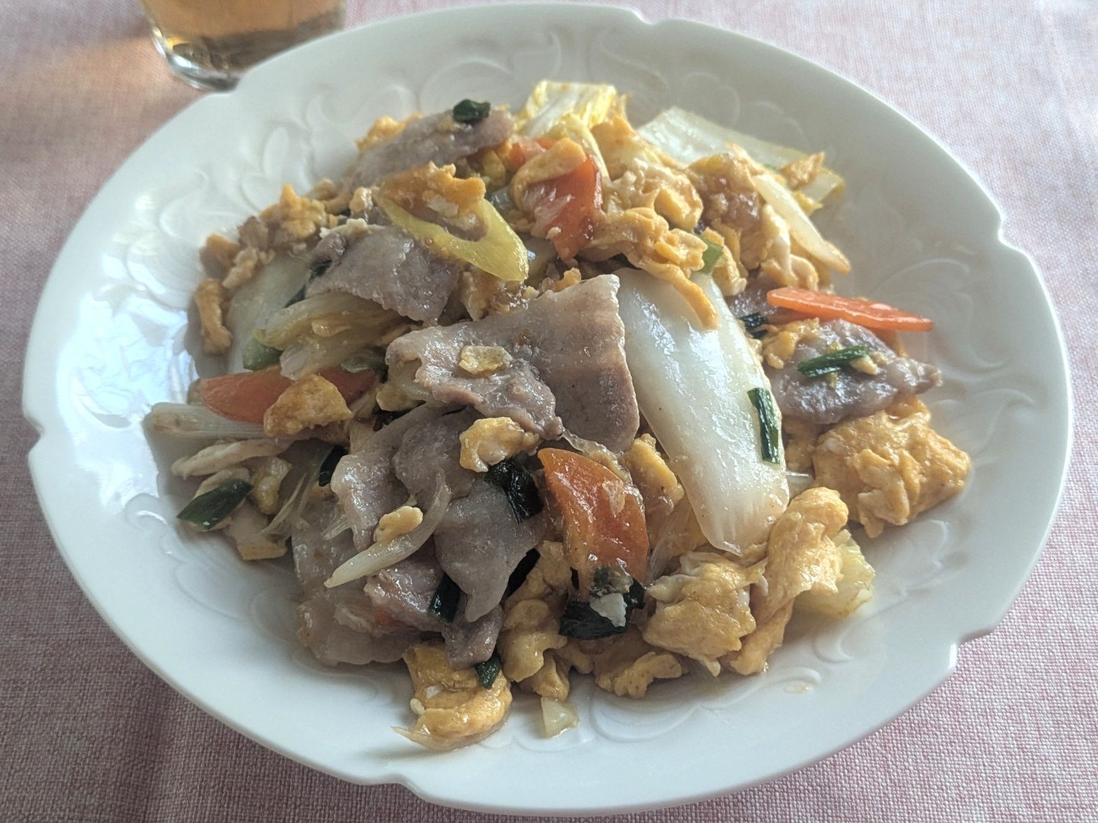 オイスターソースが決め手！色鮮やかな「豚バラと野菜の卵炒め」でご飯が進む！