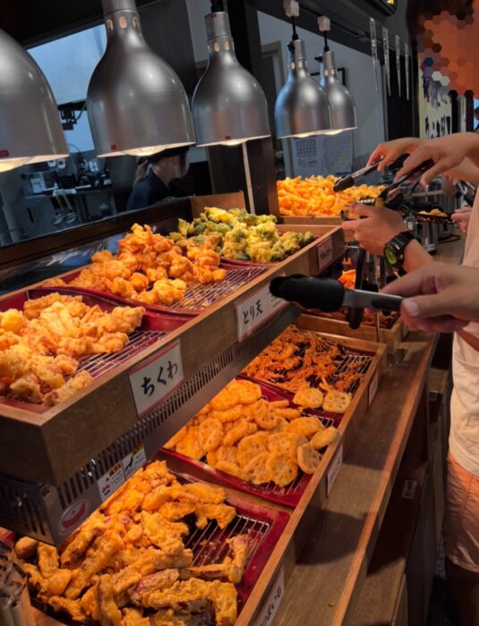 フードコートなのに食べ放題！【埼玉】そばを頼むと、そば・天ぷら・天丼・カレー・炒飯が食べ放題！