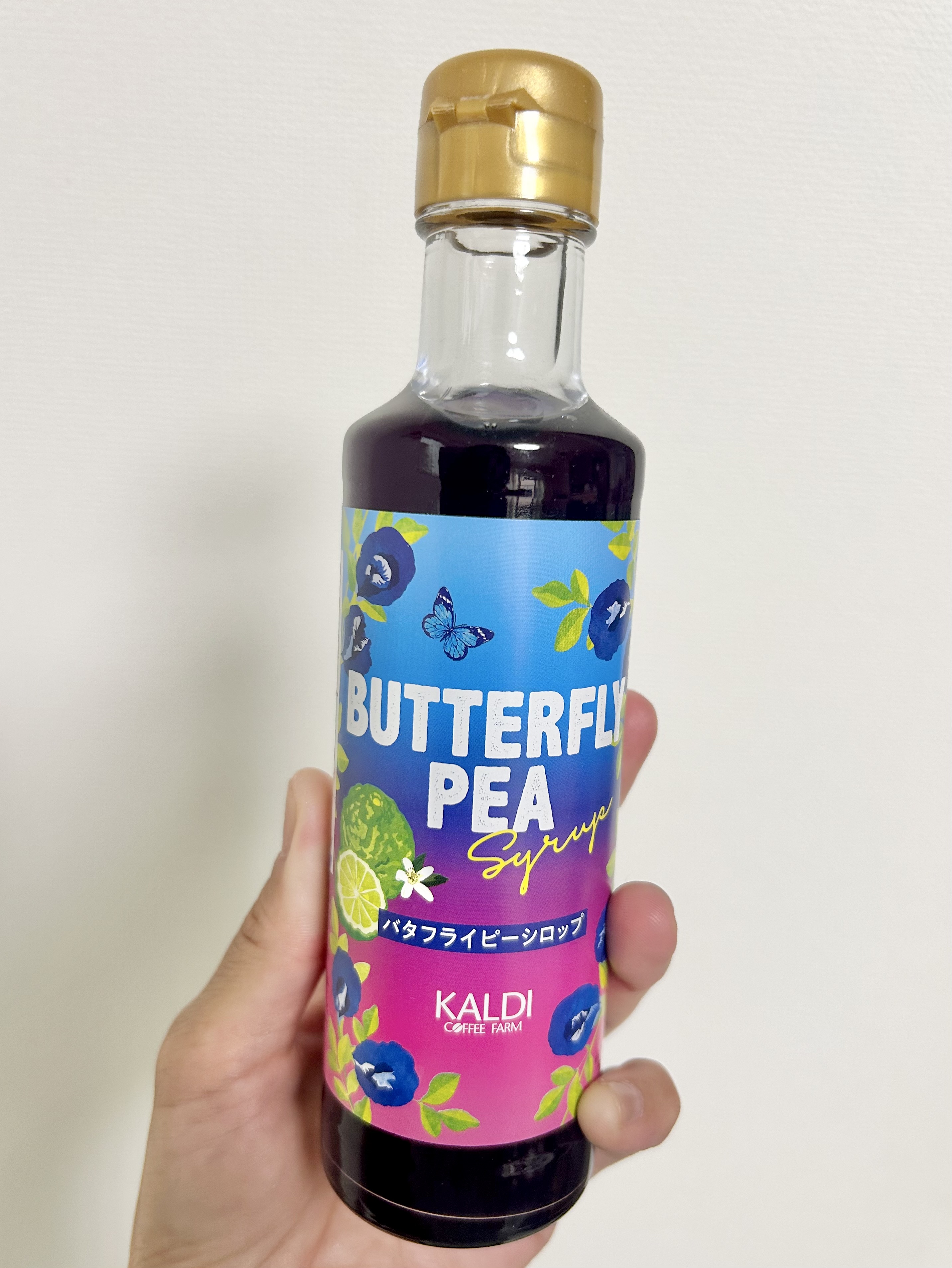 青からピンクに!?KALDIで見つけた「バタフライピーシロップ」で親子実験