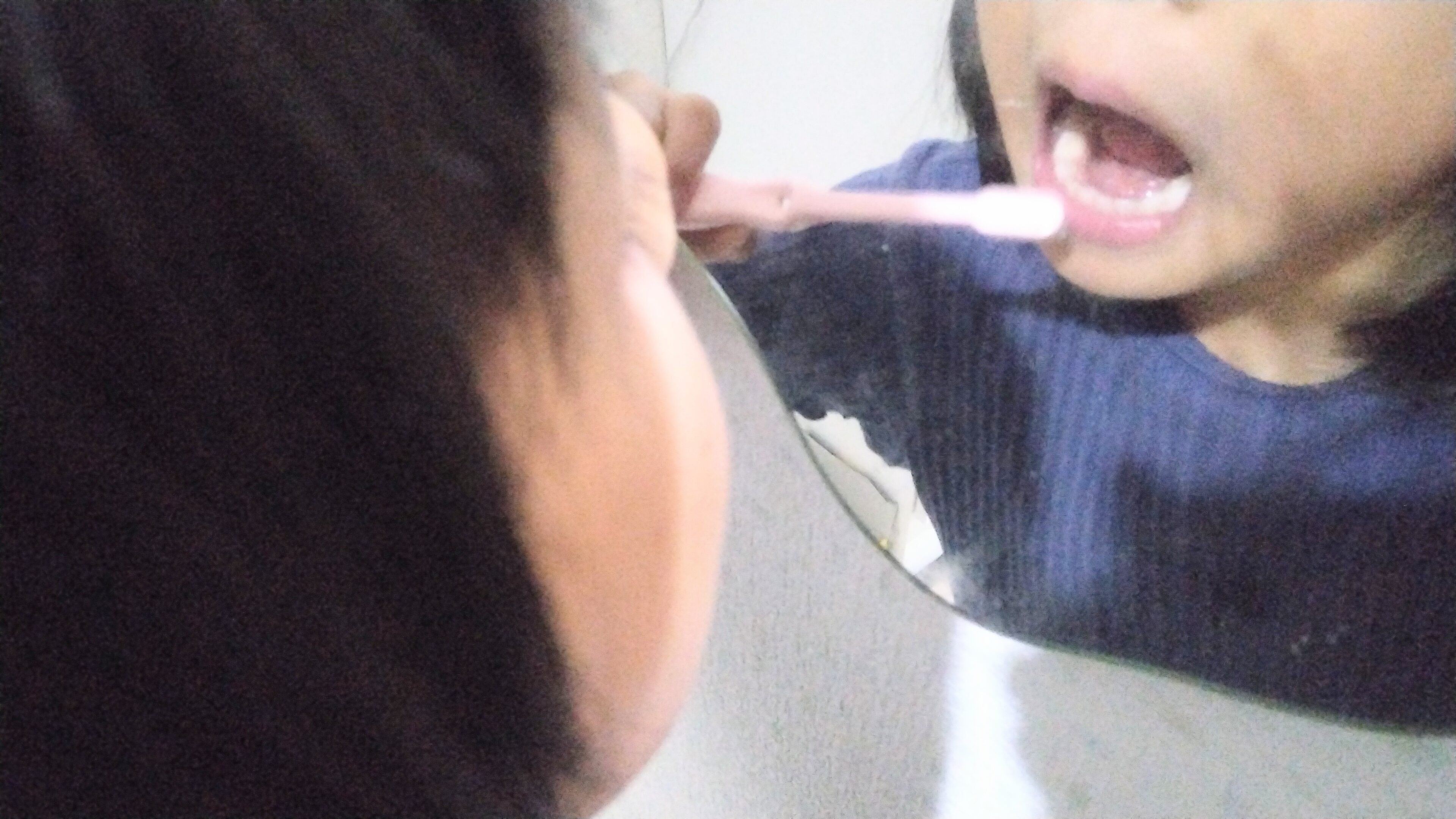 33歳、子どもの歯が2本。娘の仕上げ磨きをしながら思うこと