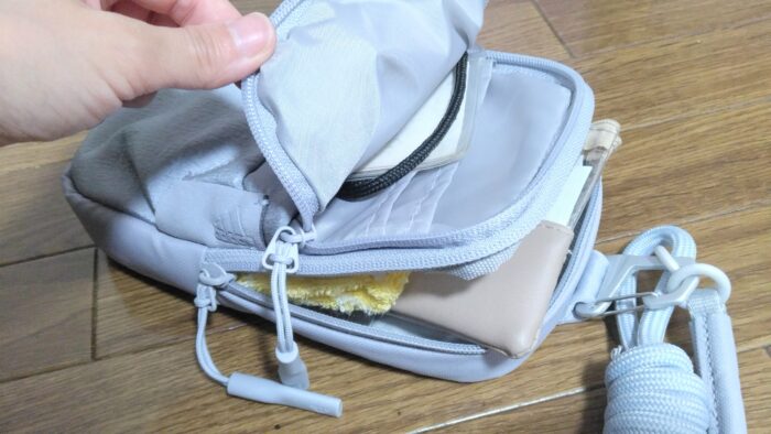 アディダスありがとう。ポケット代わりになるバッグ、決め手は「縦長」と「掛けやすさ」