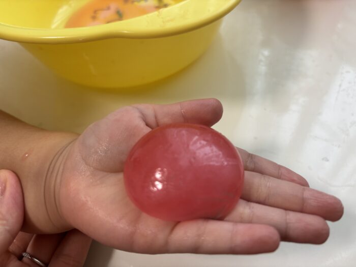 【おうち遊び】インスタで話題！「ぷるぷるの掴める水」を作ったら3歳娘が大興奮だった話