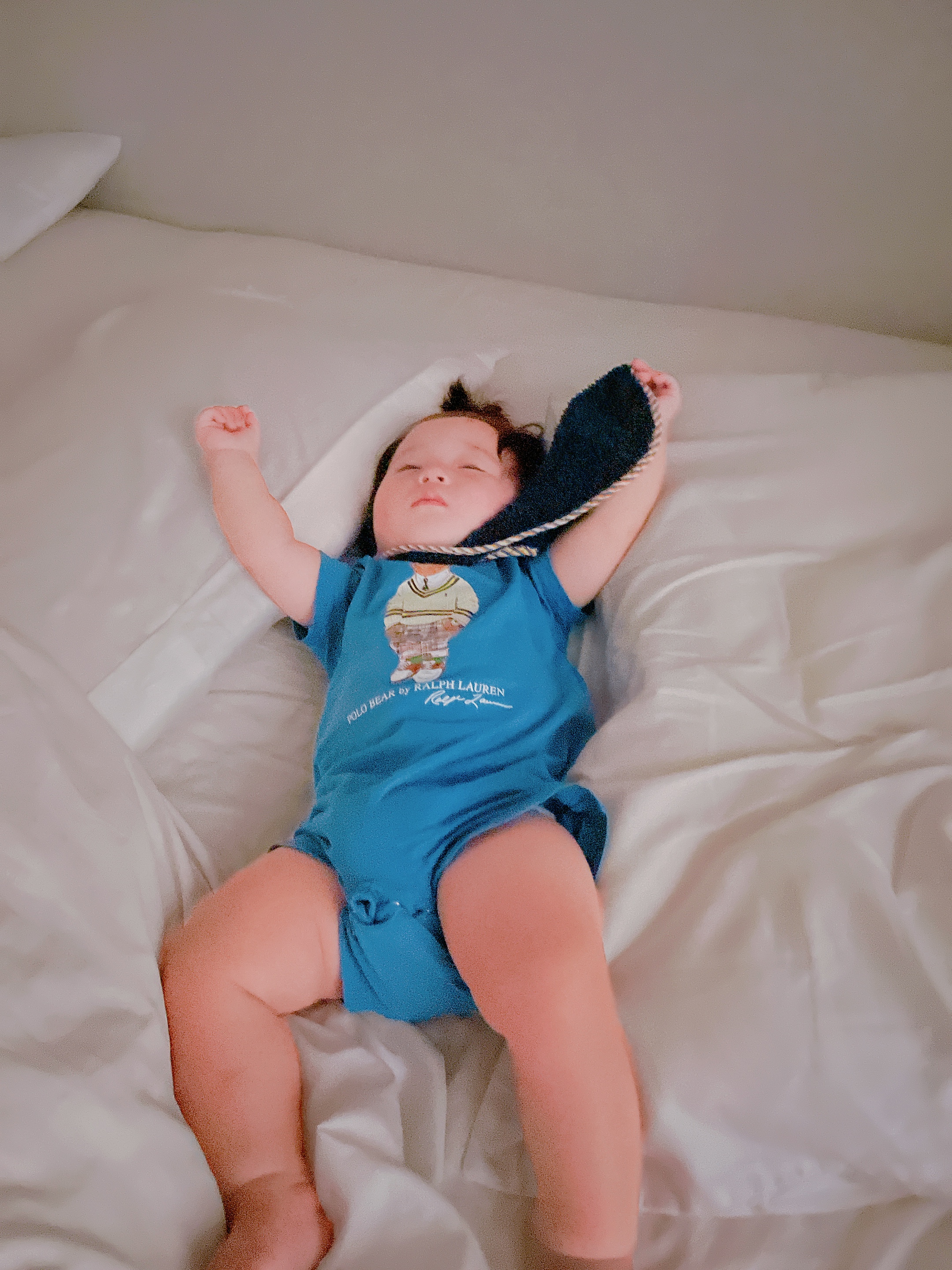 子どもの「バンザイ寝」の理由とは？実は幸せのサインだった