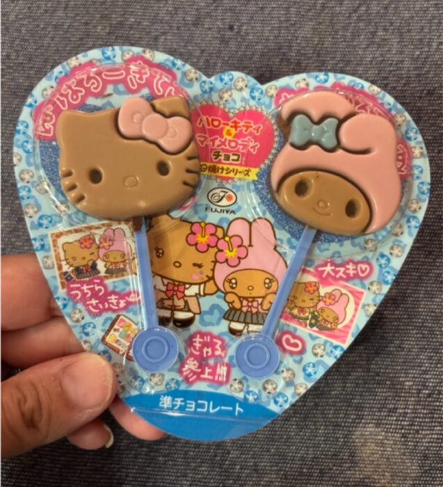 平成ギャル化！ついに棒付きチョコまで日焼けキティに！