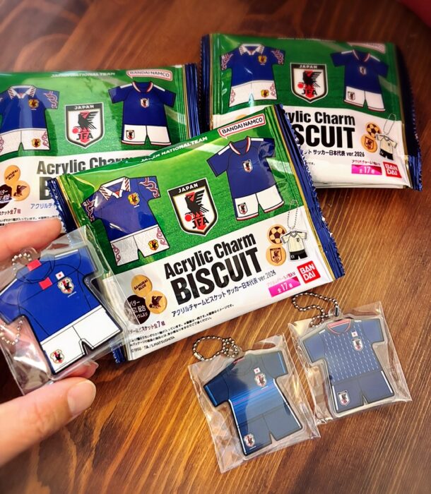 これは集めたくなる！【サッカー】日本代表アクリルチャーム付きビスケットが発売！