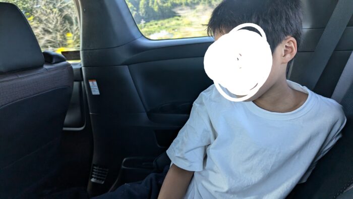 夏の車内、暑さだけじゃない！窓を少し開けたことで起きたゾッとした出来事