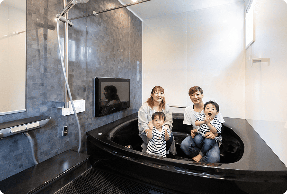 写真：広々お風呂に家族4人で入っている様子
