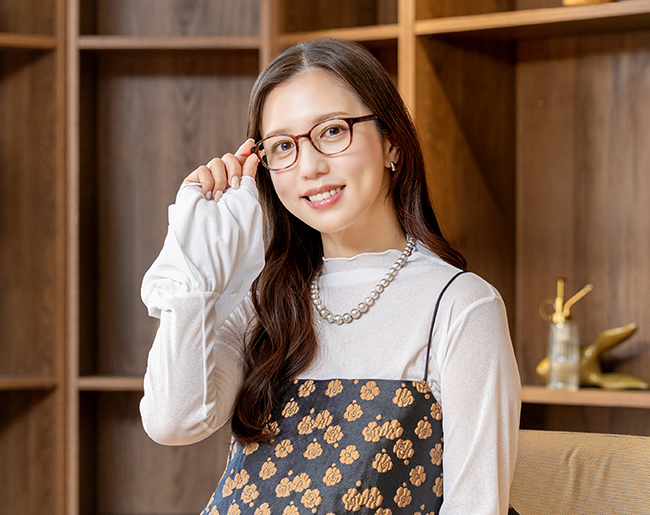 JINS HOMEを着用した丸高愛実さん