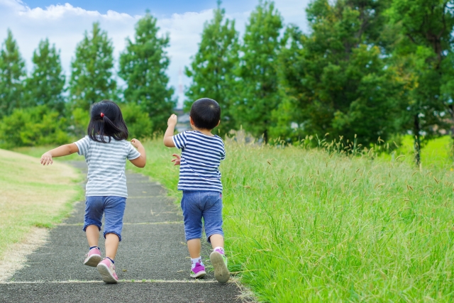 子どもが落ち着かないのは「心と体を整えている」サイン？　体のバランス感覚を育む「前庭覚」とは