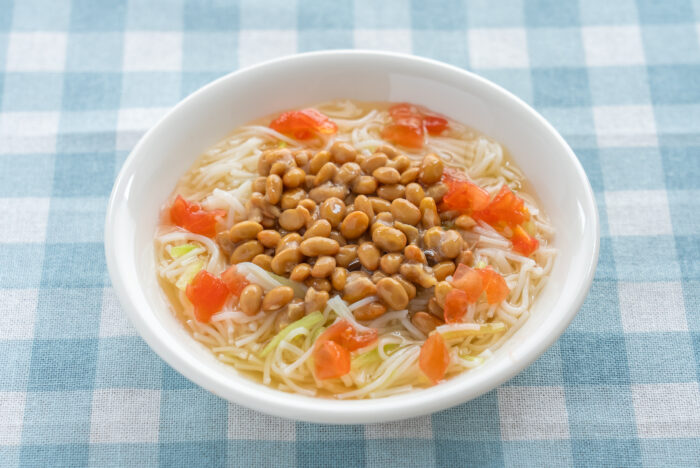夏の離乳食に！後期の赤ちゃんも食べやすい「納豆と夏野菜の冷やしぶっかけそうめん」【ぐっち夫婦の離乳食レシピ】