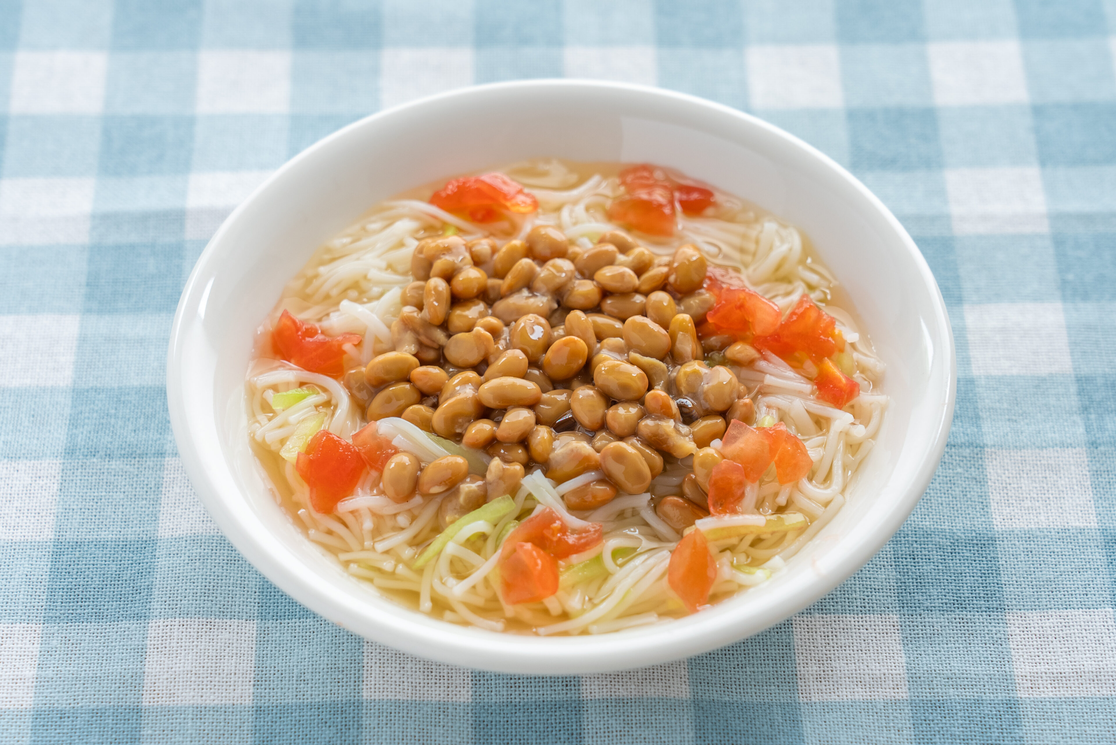 夏の離乳食に!後期の赤ちゃんも食べやすい「納豆と夏野菜の冷やしぶっかけそうめん」【ぐっち夫婦の離乳食レシピ】
