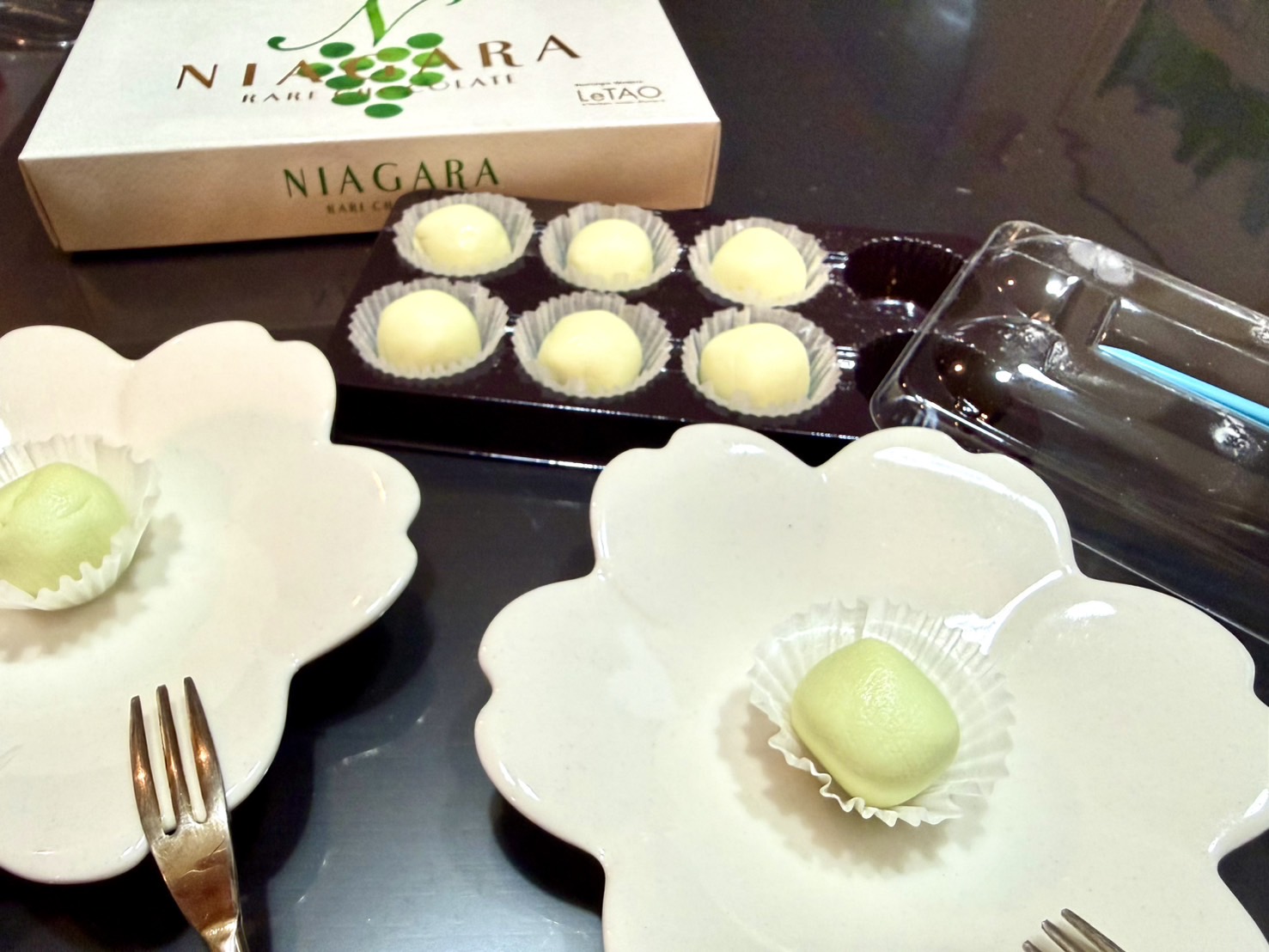 口に入れた瞬間“マスカット”だった。チョコレートなのに衝撃…ルタオ「ナイアガラ」