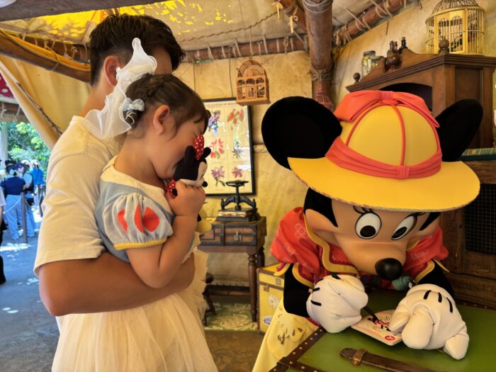 【東京ディズニーリゾート】写真だけなんてもったいない！キャラグリは〇〇でより楽しめる！？