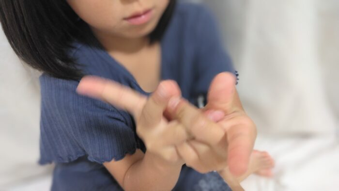 指遊び×コミュニケーション、5歳長女が興味を抱いた先に見えたもの