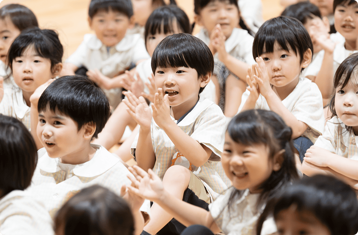 第2部では、子どもたちが拍手をする場面も