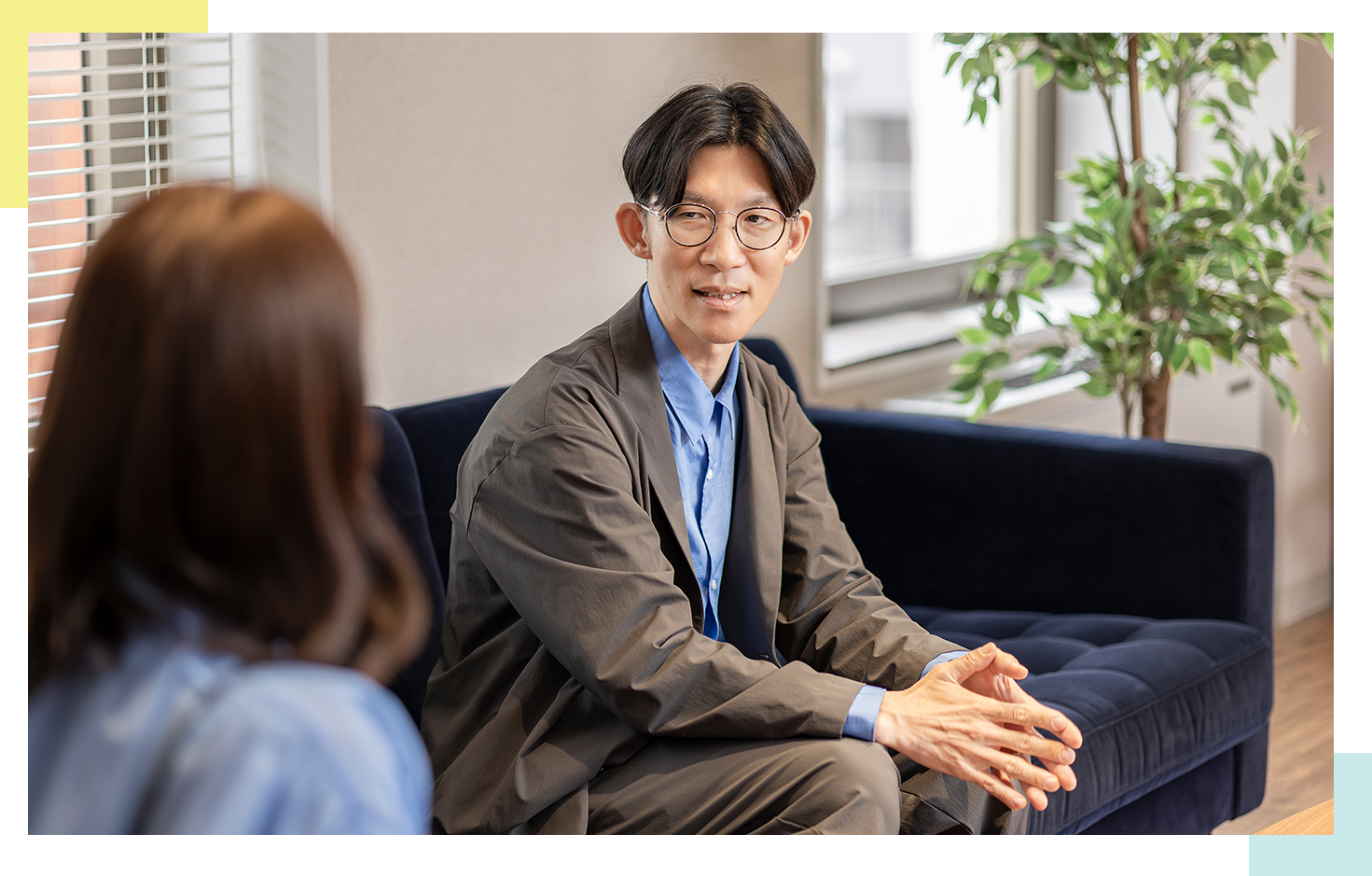 画像：子どもの年齢による症状の変化と治療との関わり方について説明する竹村先生