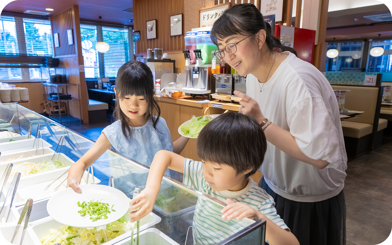 種類豊富な具材コーナーで「こまめどり」をする奈々海さんと優生くん