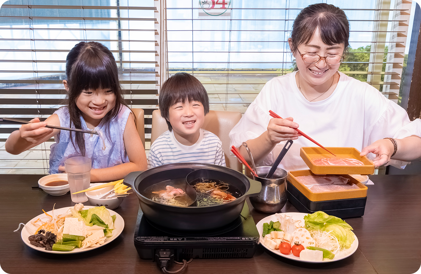 2種類のだしに好きな肉と野菜を入れて、いただきます!