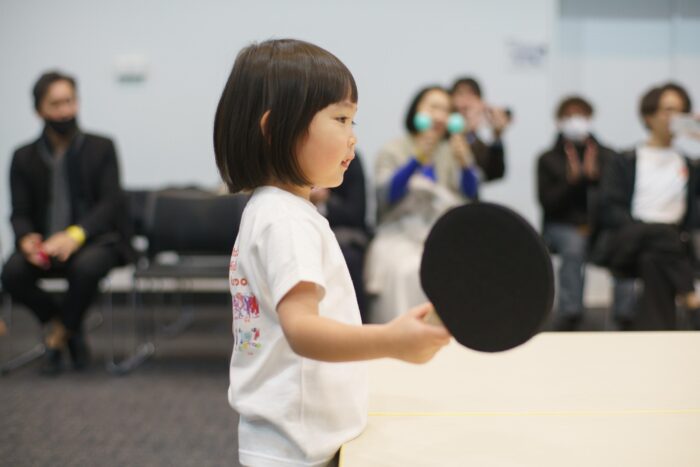 卓球や生演奏などの「本物の経験」で「生きる力」を育む。都内で8園を運営する「ふたばクラブ保育園」