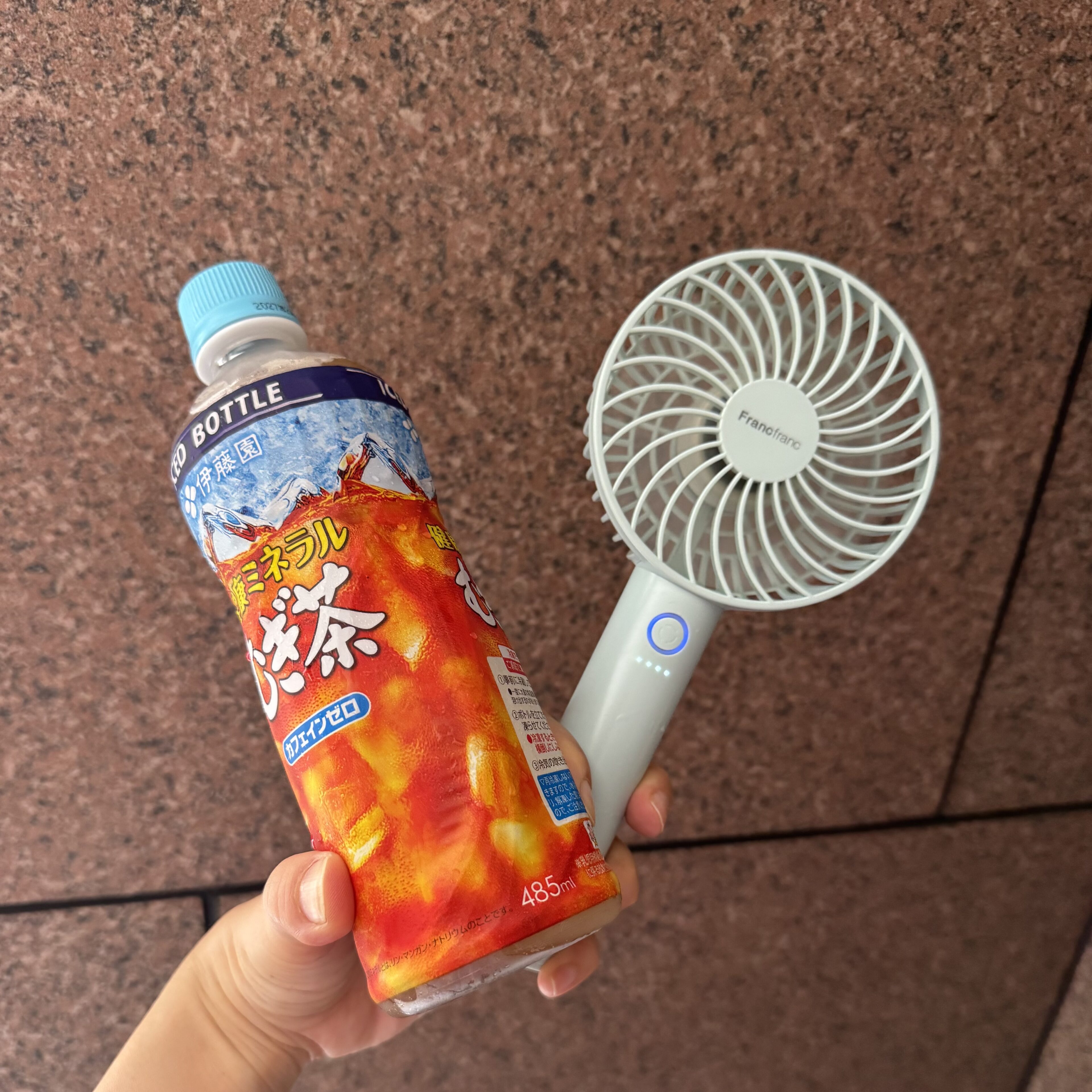【暑さ対策】外出先で簡単!ハンディファンの風をひんやり感じる方法