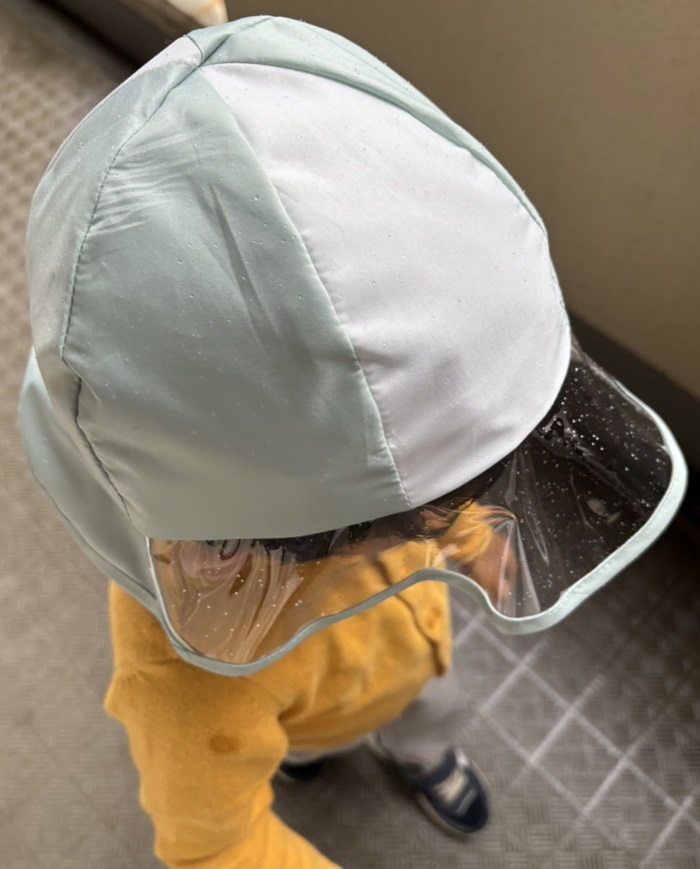 「レインコートのフードがすぐ脱げる」を解決！傘がまだ上手に扱えない3歳に買ってよかった「レインハット」