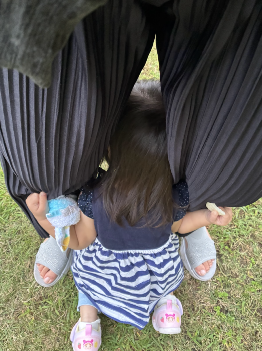 【1歳児あるある？】ママのスカートの中がお気に入り！娘の謎ブーム