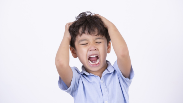 学校ではいい子なのに家では荒れるのはなぜ？避けたいNG対応と親の接し方