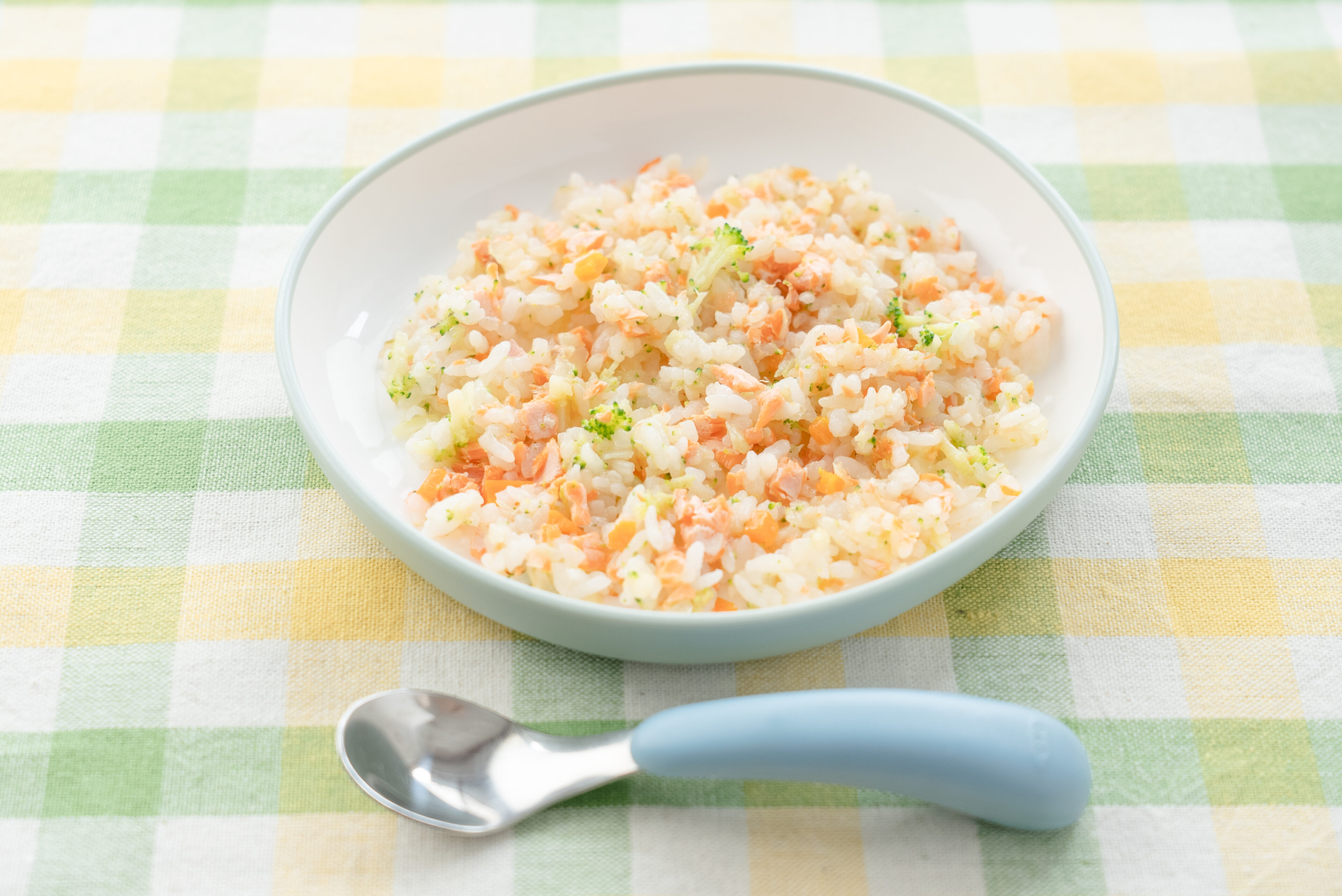 サーモンと3種の野菜で彩り豊かに！「サーモンと野菜のおさかなチャーハン」【ぐっち夫婦の離乳食レシピ】